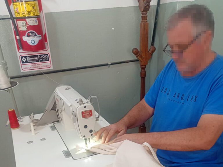 En la cárcel de Bahía Blanca fabricaron 800 bolsas reciclables para la Fiesta del Camarón y el Langostino