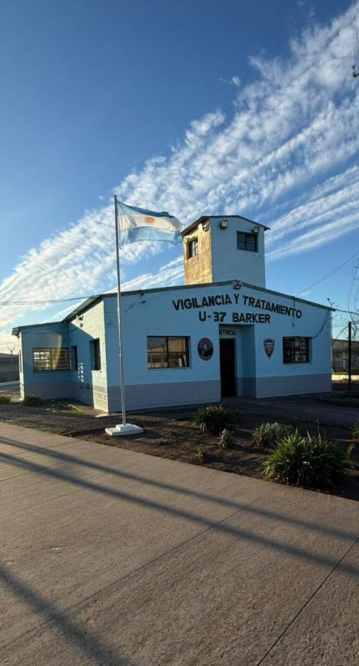 Inauguraron un mástil en la sección Asistencia y Tratamiento de la Unidad 37