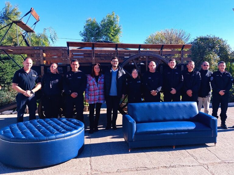 En la cárcel de Saavedra restauraron una carreta antigua y mobiliario histórico
