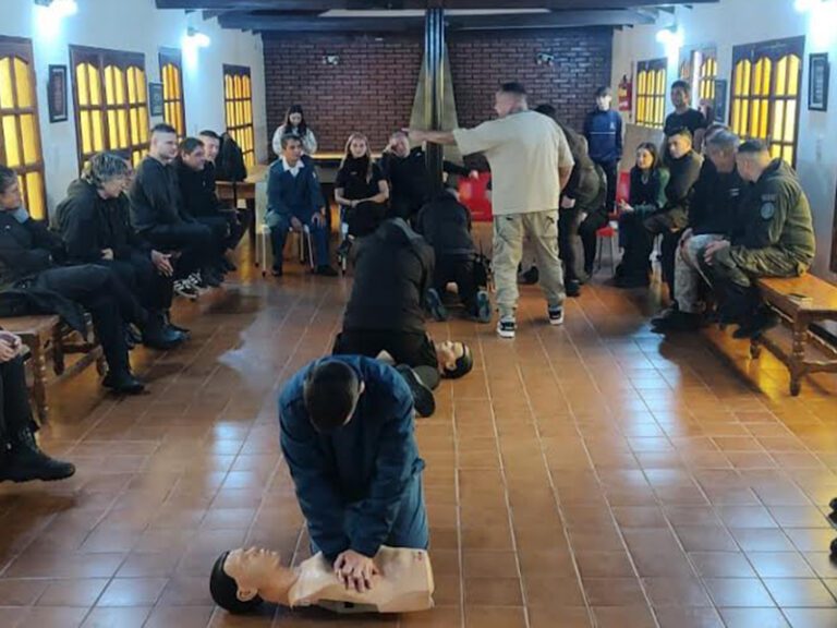 Ciclo de capacitación y reanimación cardiopulmonar en la Unidad 9