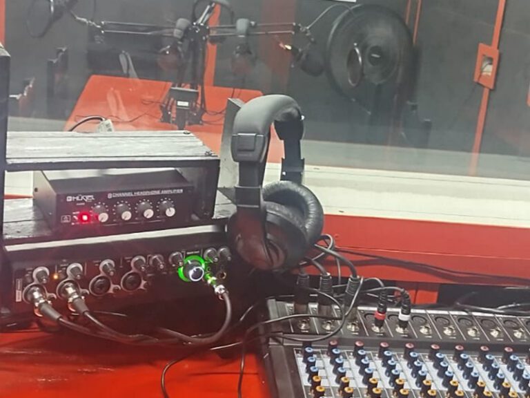 Inauguraron un estudio de radio en el Centro Universitario de la Unidad 9