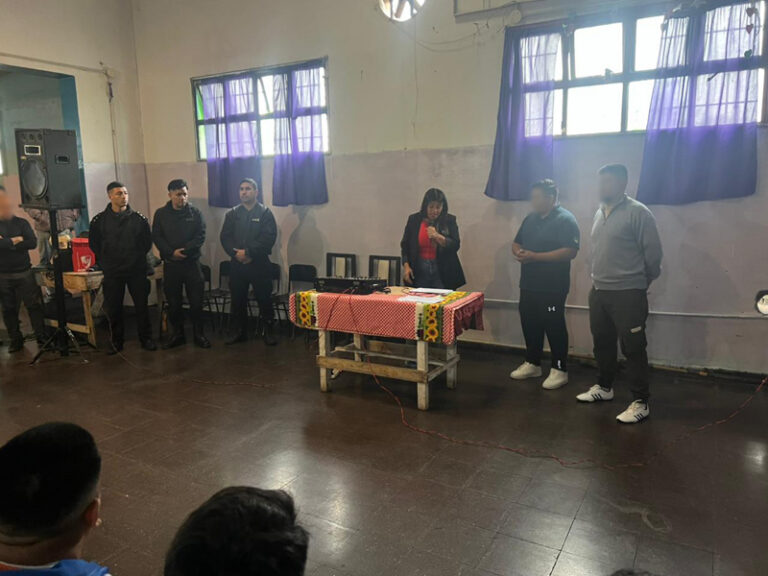 Entrega de diplomas y recorrida en la Unidad 24 Florencio Varela