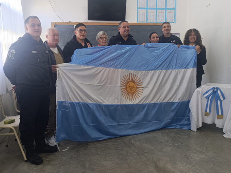 La Asociación Cultural Sanmartiniana «Pago de los Arroyos» donó banderas a la Unidad 26