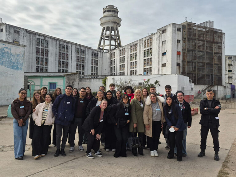 Estudiantes de la UNLP recorrieron el Polo Industrial de una unidad penitenciaria