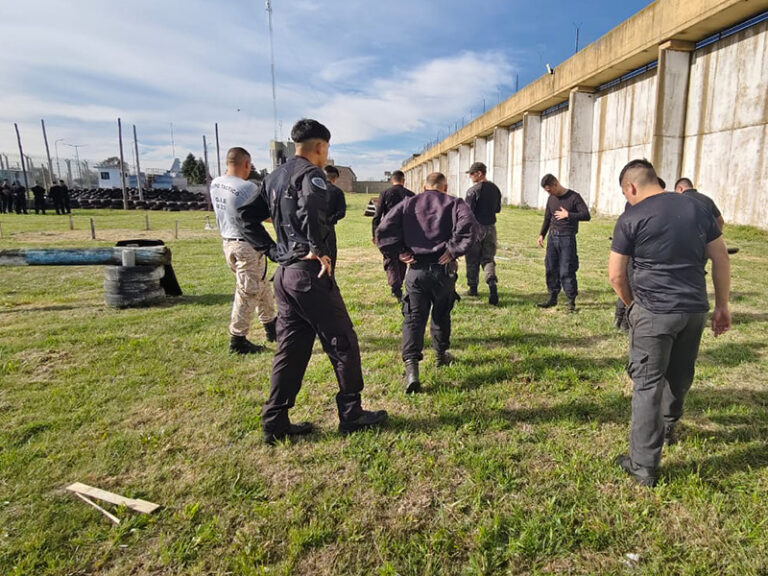 Prácticas de defensa personal y medidas de seguridad para agentes de la Unidad 23