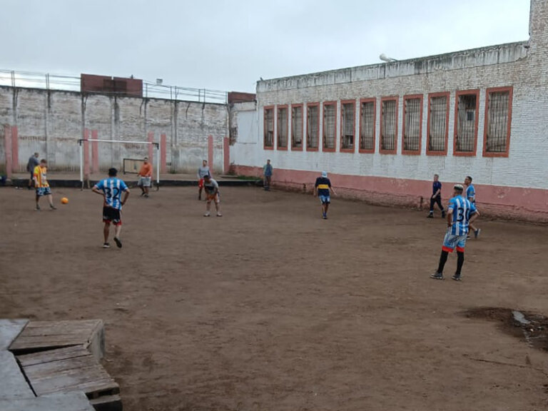 Pitazo inicial del Torneo Interpabellones en la Unidad 5