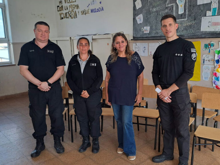 En la Unidad 13 restauraron sillas para una escuela secundaria de Junín