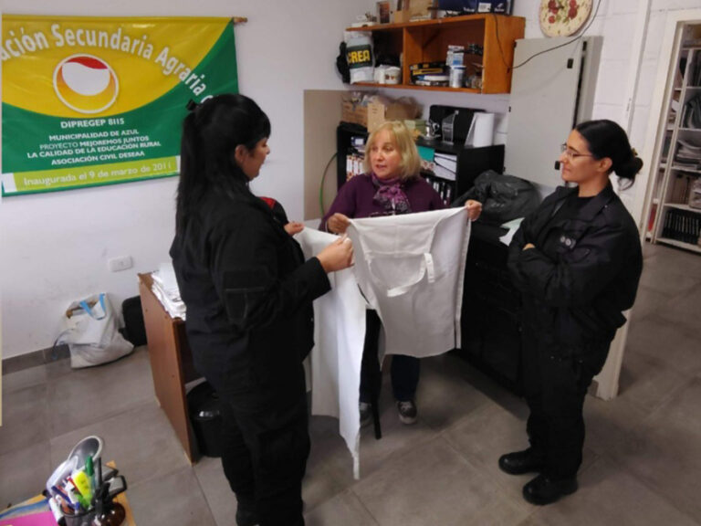 En la cárcel de mujeres de Azul confeccionaron delantales para la Escuela Secundaria Agraria