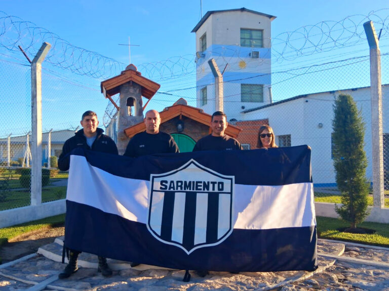 En la cárcel de Saavedra pintaron el escudo en una bandera para el club Sarmiento de Pigüé