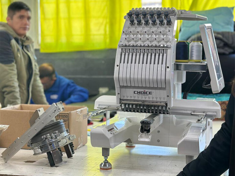 La Unidad 23 sumó una máquina bordadora para sus talleres