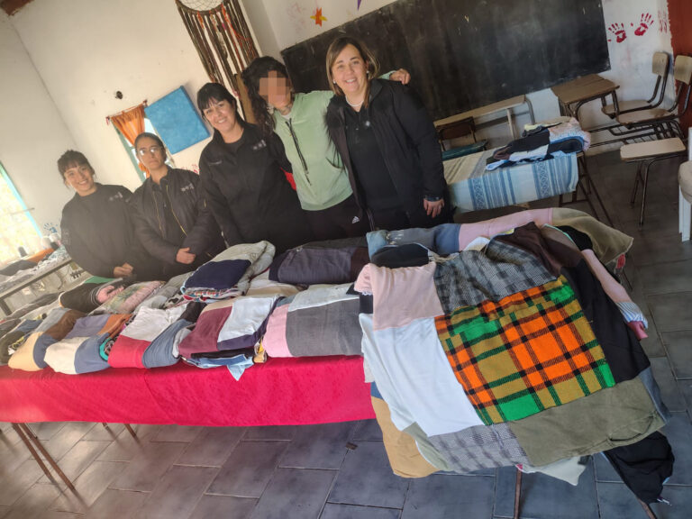 Desde la cárcel de mujeres de Azul confeccionaron 40 mantas para un merendero