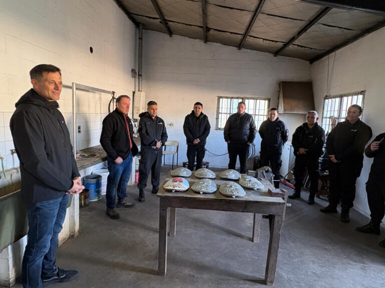 En la cárcel de Urdampilleta fabricaron piezas históricas para recuperar luminarias de Bolívar