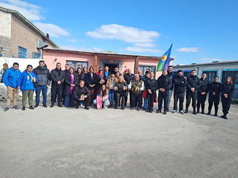 La Unidad 23 inauguró un taller destinado a la formación en el oficio textil