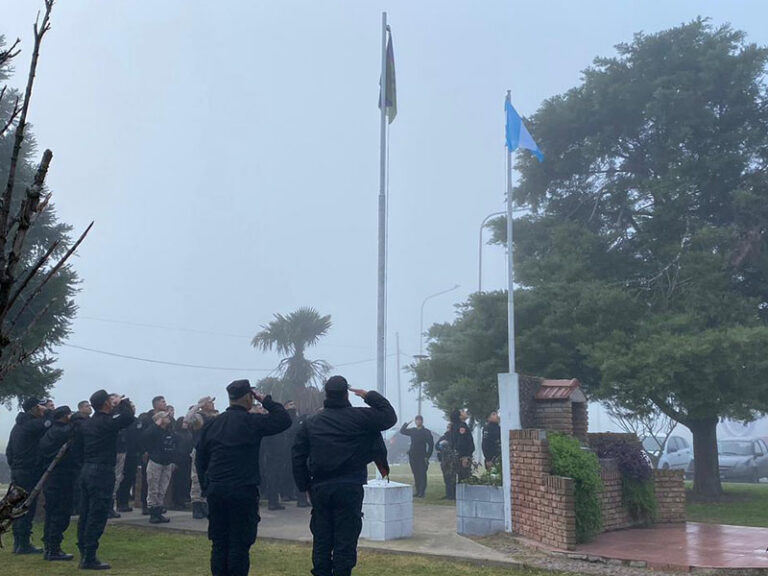 25 de Mayo: acto patrio y renovación de la Bandera Nacional en la Unidad 23