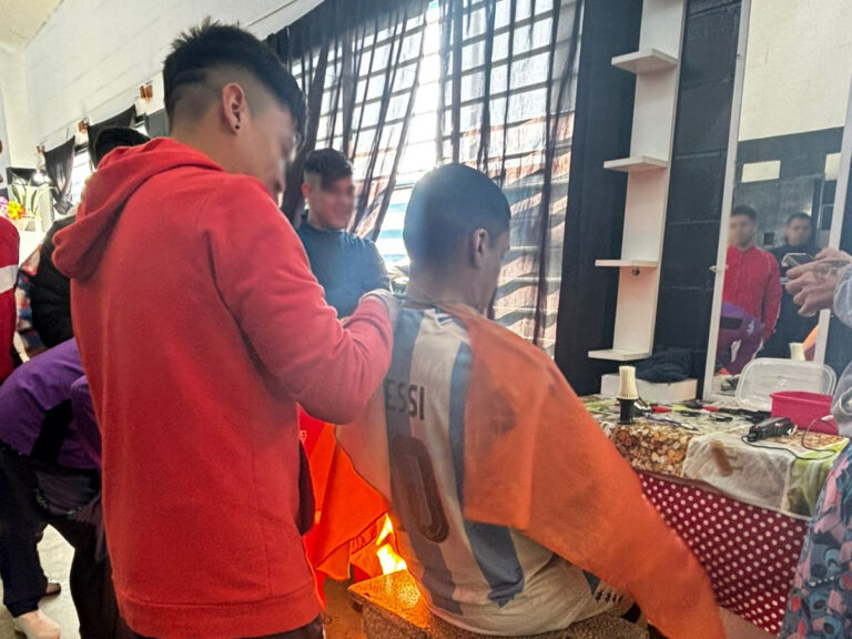 Privados de la libertad de la Unidad 58 aprendieron a ser barberos como salida laboral