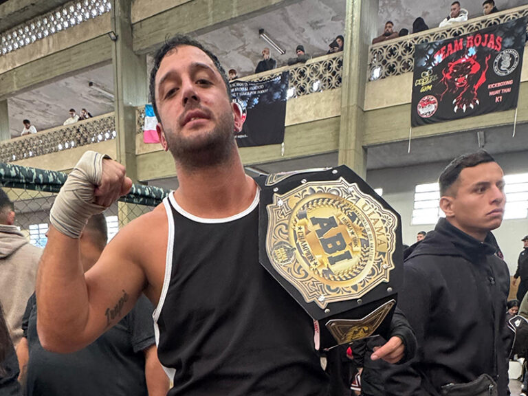 Agente penitenciario se convierte en campeón internacional de boxeo