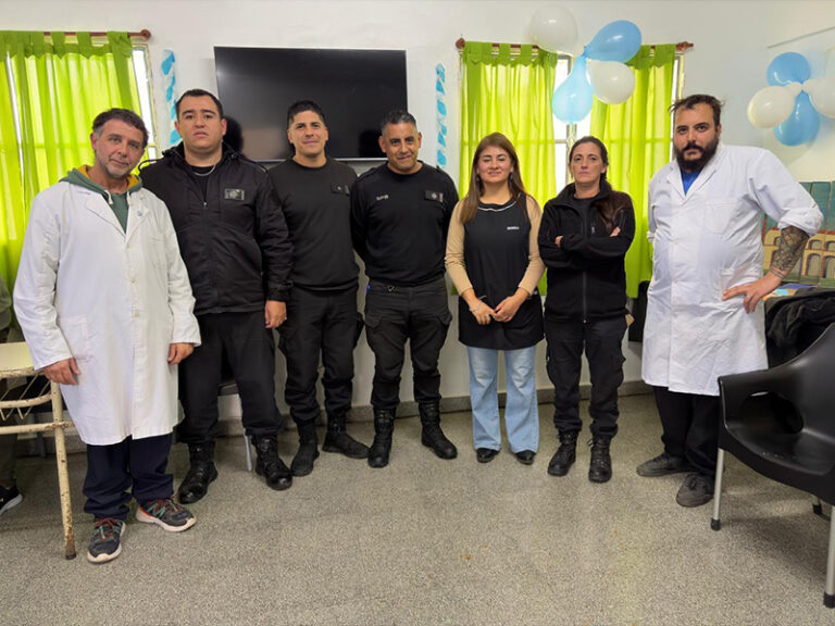 Acto patrio por la Revolución de Mayo en la escuela para adultos de Olmos