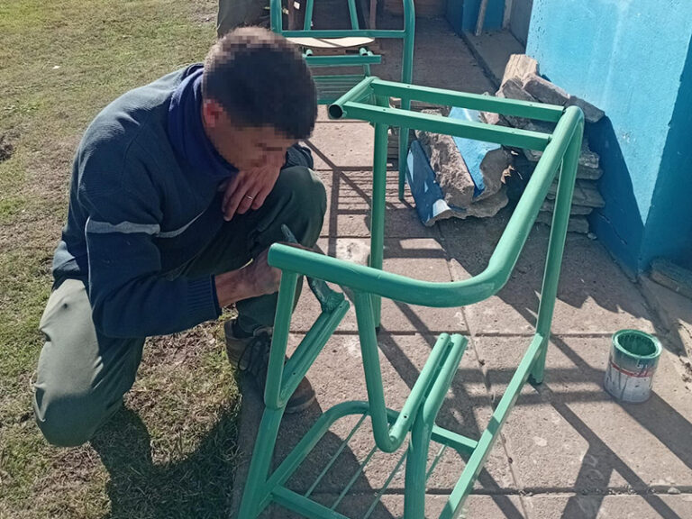 En la cárcel de hombres de Azul restauraron más de 50 mobiliarios escolares para instituciones educativas