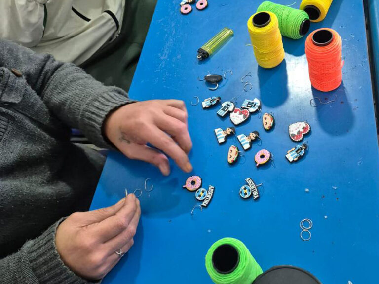 Privadas de la libertad de la Unidad 46 elaboran artesanías para entregar el Día del Niño