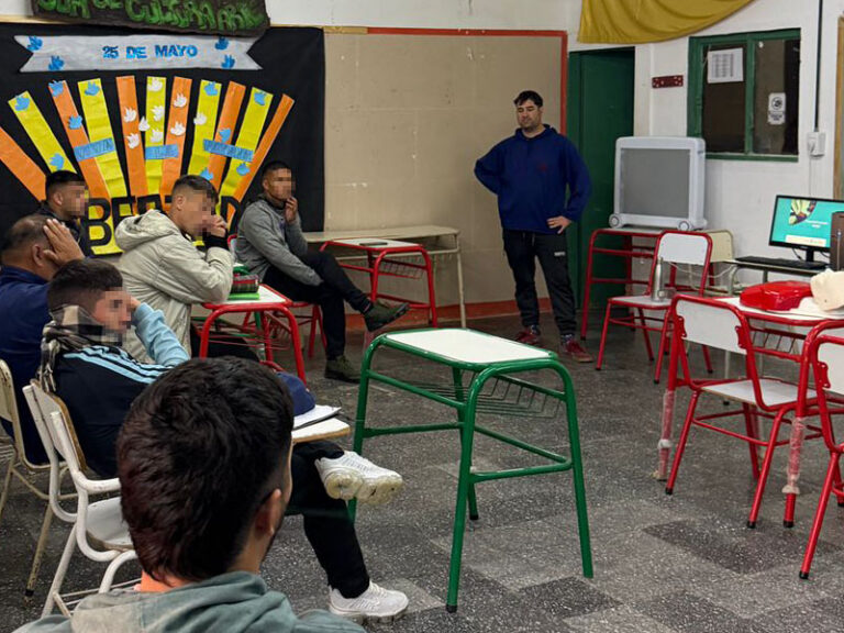 Capacitación en RCP y primeros auxilios para estudiantes de la Unidad 11