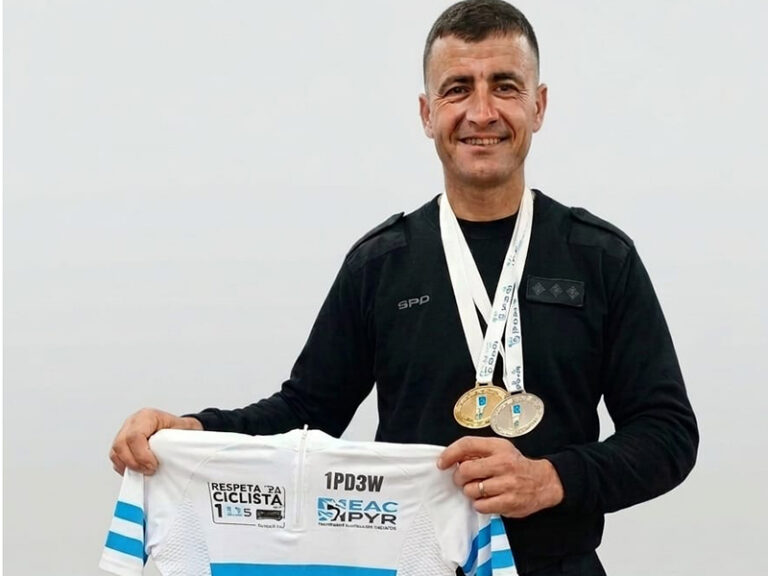 Un oficial penitenciario se destaca como ciclista competitivo a nivel internacional