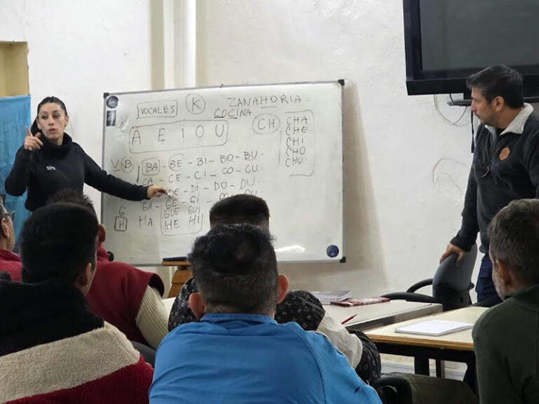 Talleres de alfabetización y acompañamiento escolar en la Unidad 9