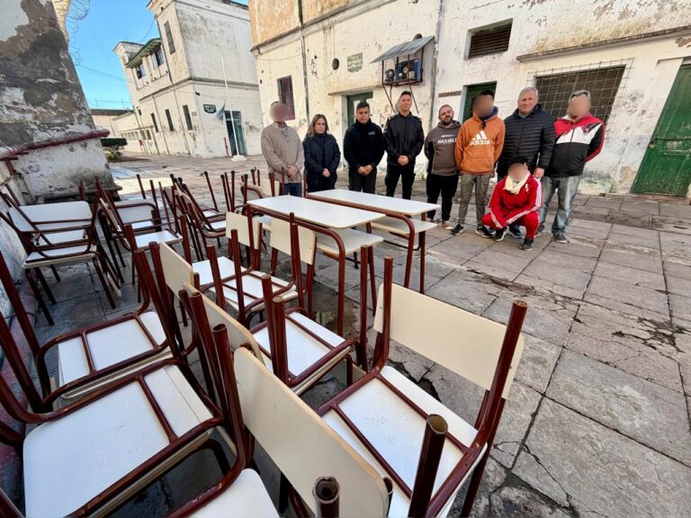 Nueva entrega de mobiliario restaurado en la Unidad 6 Dolores para el Consejo Escolar