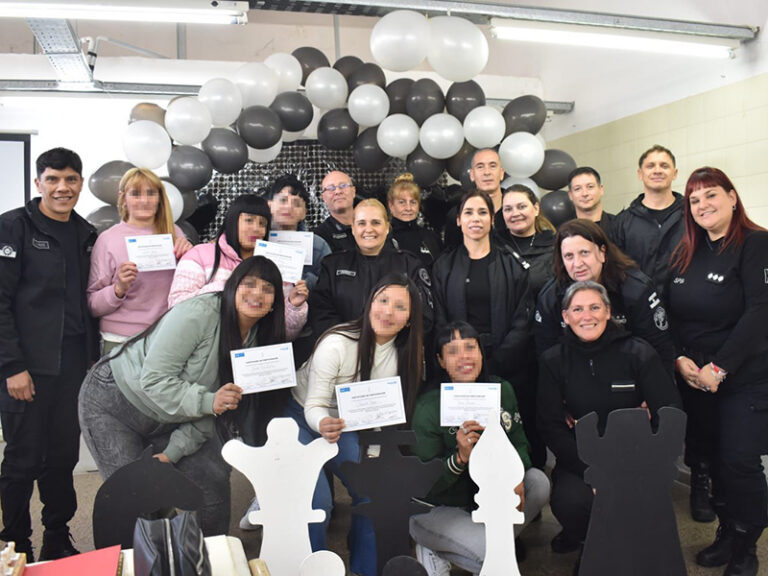 Curso de ajedrez en la Unidad 8: internas finalizaron la capacitación y recibieron certificados