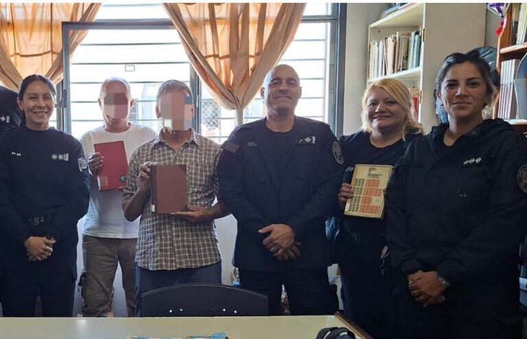 Unidad 26: La Facultad de Ciencias Económicas y Sociales donaron material bibliográfico en el marco del «Día Internacional del Libro»