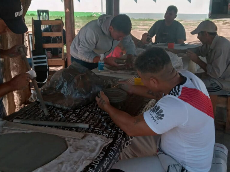 Se puso en marcha un taller de cerámica en la Unidad 11