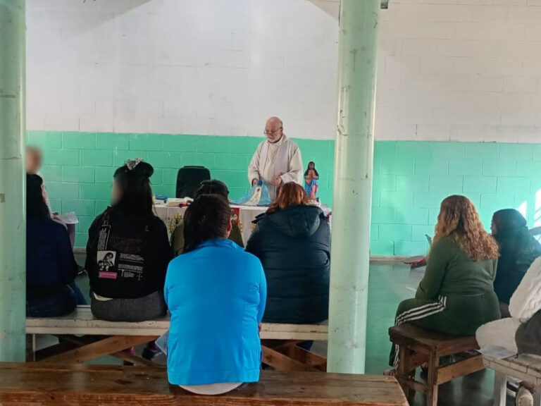 Misa de Nuestra Señora de Luján en la Unidad 50