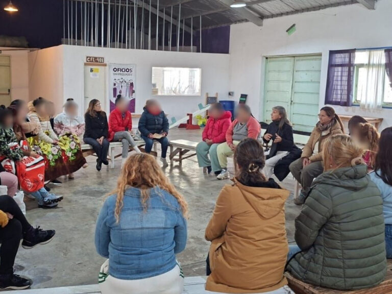 Charla sobre conductas adictivas en la Unidad 50