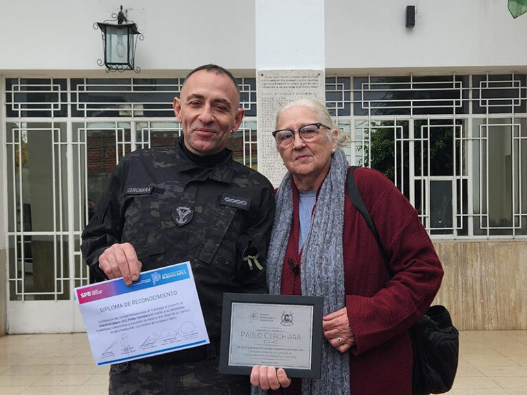 Formación de honor por el retiro de un querido agente en la Unidad 9