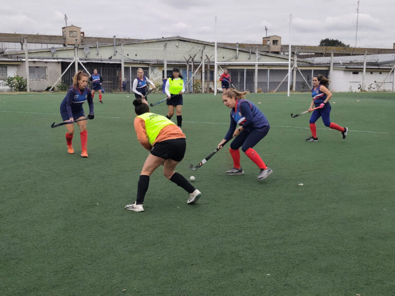 Las Lobas de la Unidad 47 San Martín recibieron al equipo de hockey femenino de Temperley