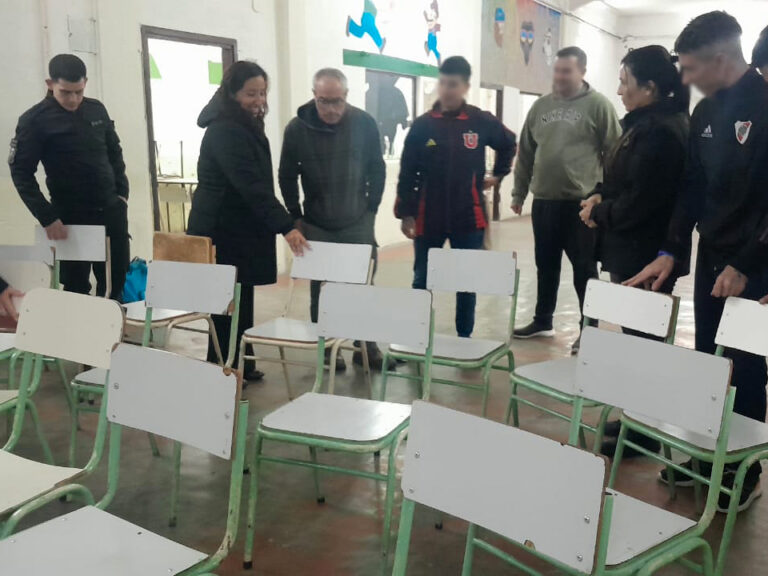 En la Unidad 7 Azul restauraron y fabricaron 100 sillas para entidades escolares