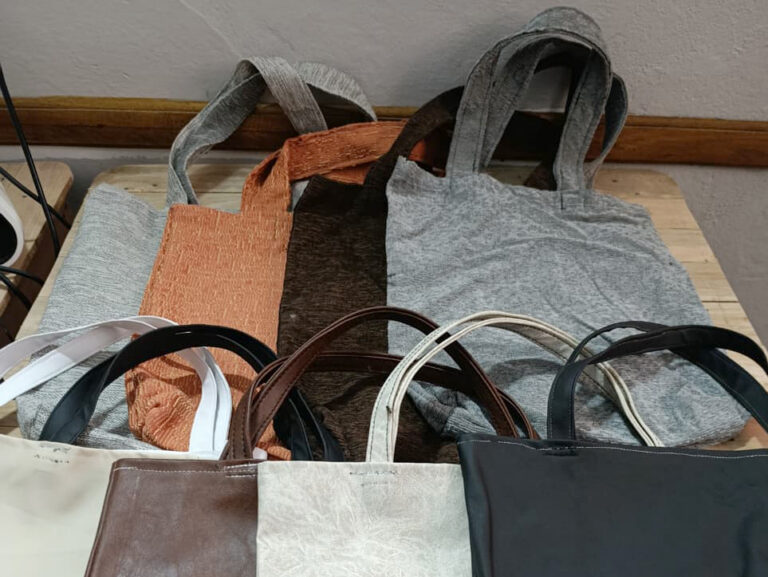 Privados de la libertad confeccionaron bolsos para estudiantes del Secundario de la Unidad 2