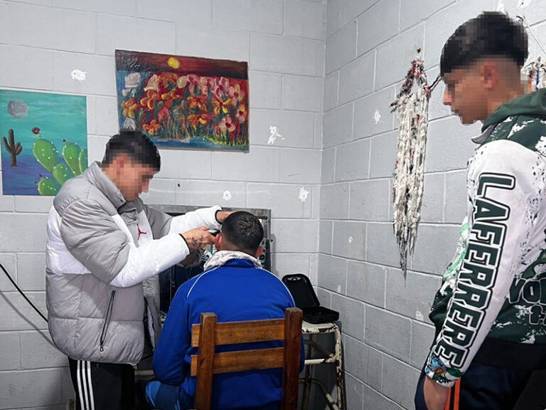 Apostar al oficio: jóvenes de la Unidad 54 se forman en peluquería y barbería
