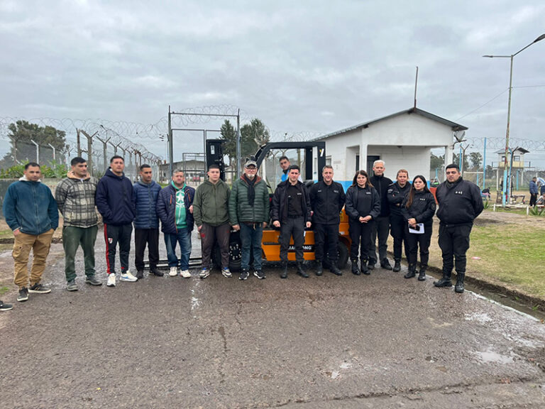 En una cárcel de Gorina privados de libertad y agentes penitenciarios iniciaron un curso de operador de autoelevadores