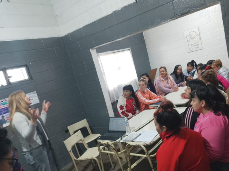 Comenzó el taller universitario “Derribando Mitos” en el anexo femenino de la Unidad 54