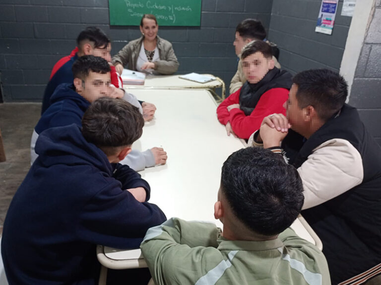 Primera jornada de los talleres sobre consumos problemáticos para jóvenes de la Unidad 54