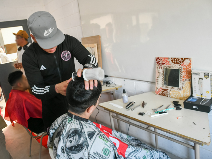 Personas privadas de libertad se capacitan en barbería en una cárcel de San Martín