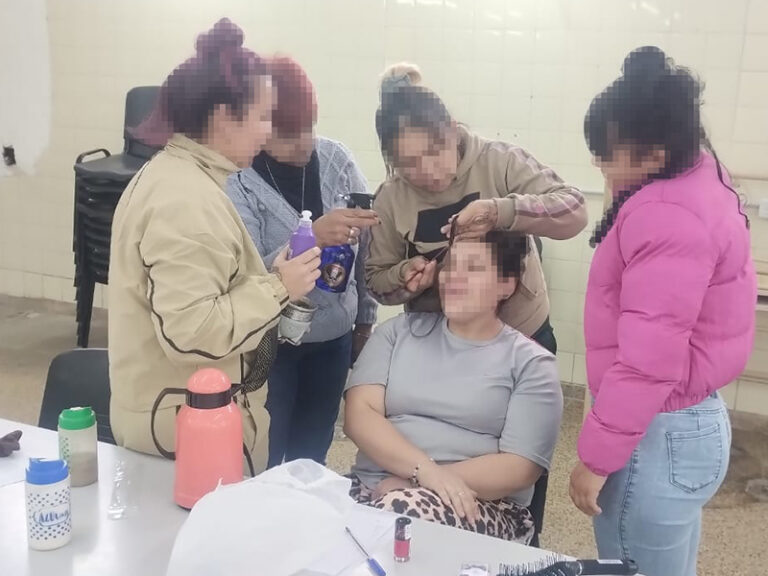 Capacitación de peinados en la Unidad 8