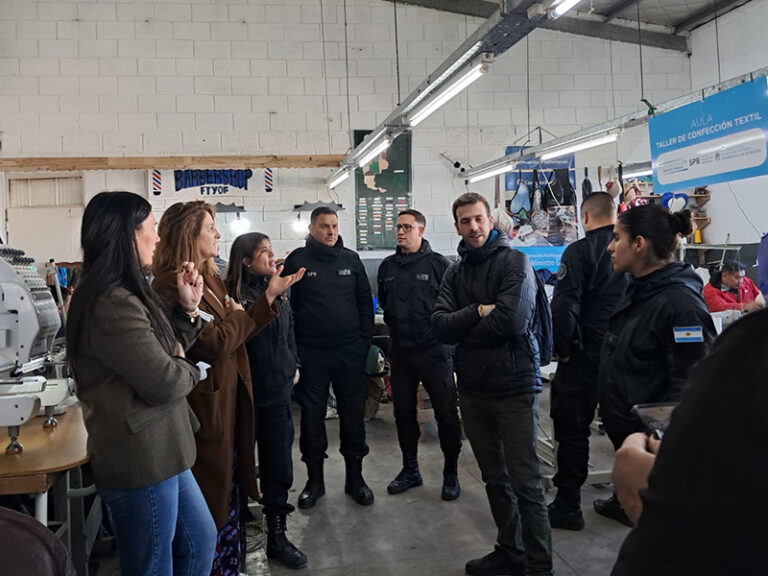 Unidad 23: visita institucional y puesta a punto de nueva maquinaria industrial