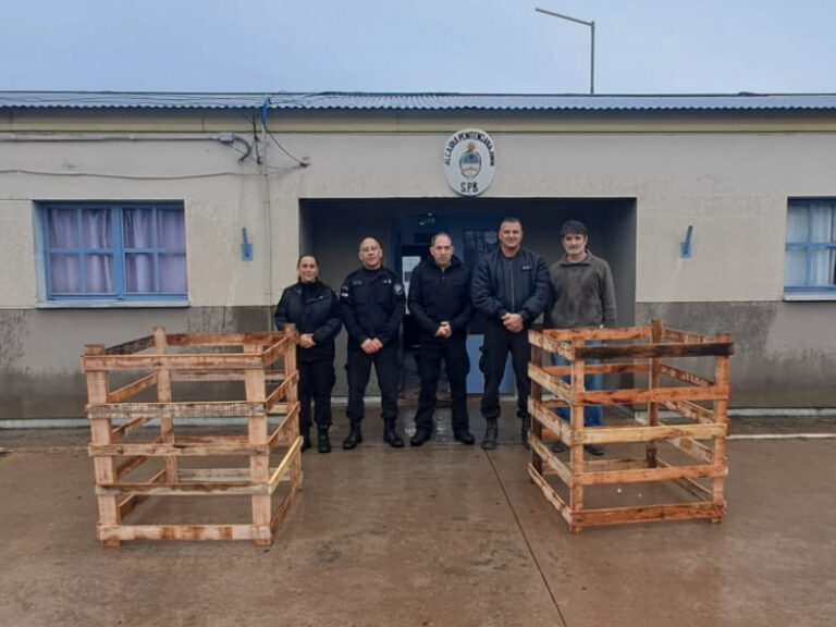 En la Alcaidía Penitenciaria de Junín fabricaron contenedores de residuos para un club local