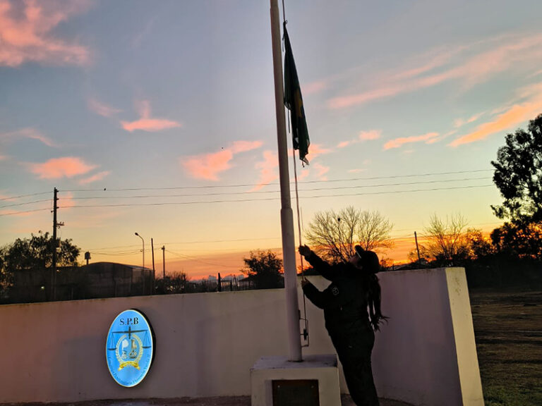 La Unidad 31 conmemoró el Día de la Bandera en su Plaza de Armas