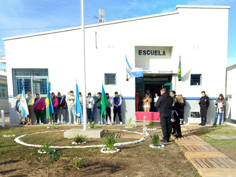 Inauguración de mástil y jura de la bandera en una emotiva ceremonia en la Unidad 54