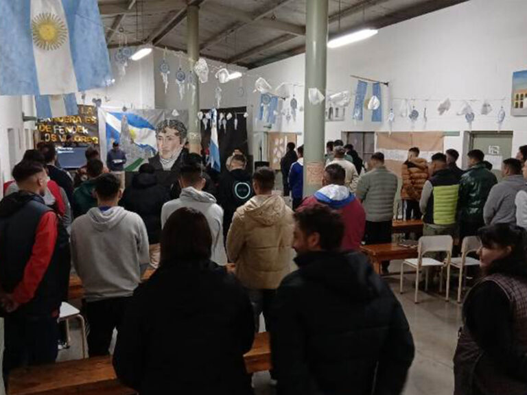 Acto por el Día de la Bandera en la Unidad 38
