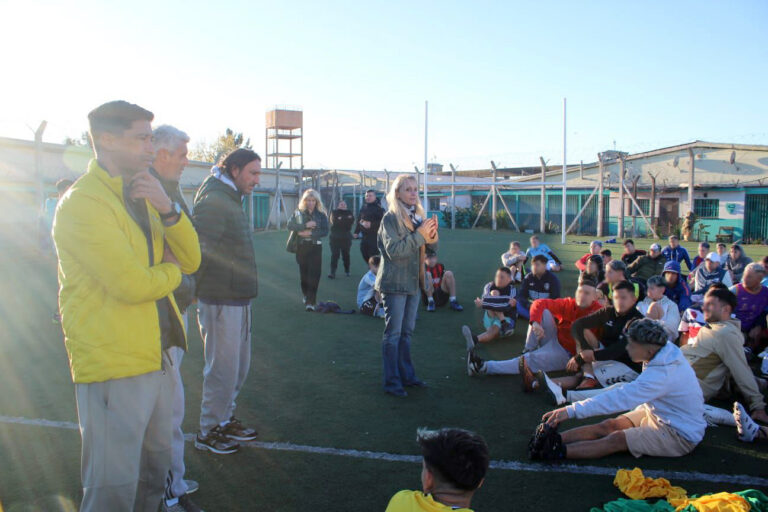 Roberto Bonano y Sebastián Rambert brindaron una clínica de fútbol en una cárcel de San Martín