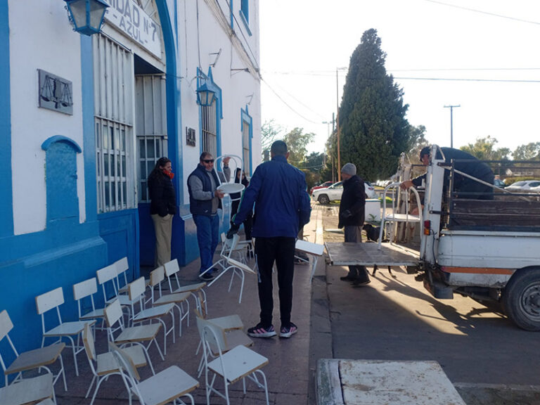 En la Unidad 7 Azul restauraron mobiliario escolar y elementos de juego para el comedor Puertas Abiertas