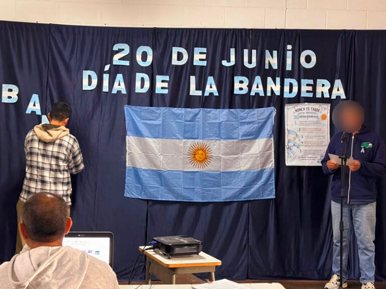 Conmemoraron el Día de la Bandera en la Escuela Primaria de Adultos de la Unidad 19